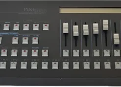 Consola Dmx Pilot 2000 512 Canales Joystic 40 Fixture 220v